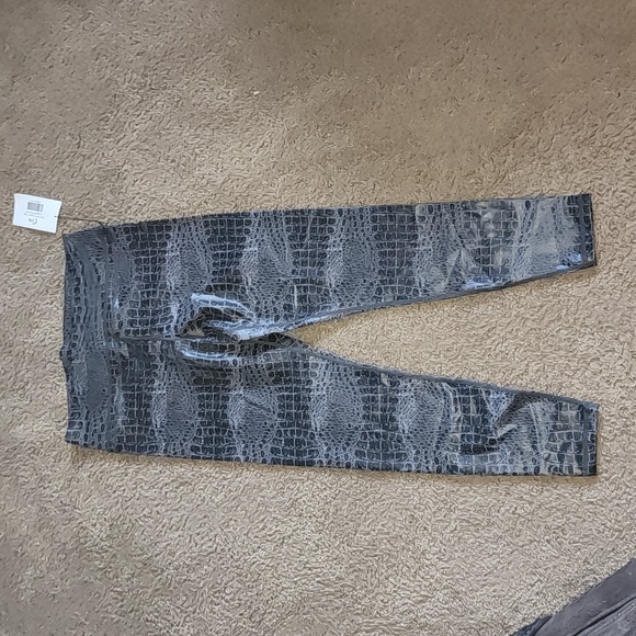 Zyia Gray Armor Light n Tight Legging 28" Size 16-18 NWT - Picture 2 of 3